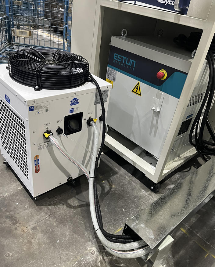 機(jī)械手三維激光切割機(jī)器人安裝現(xiàn)場(chǎng)